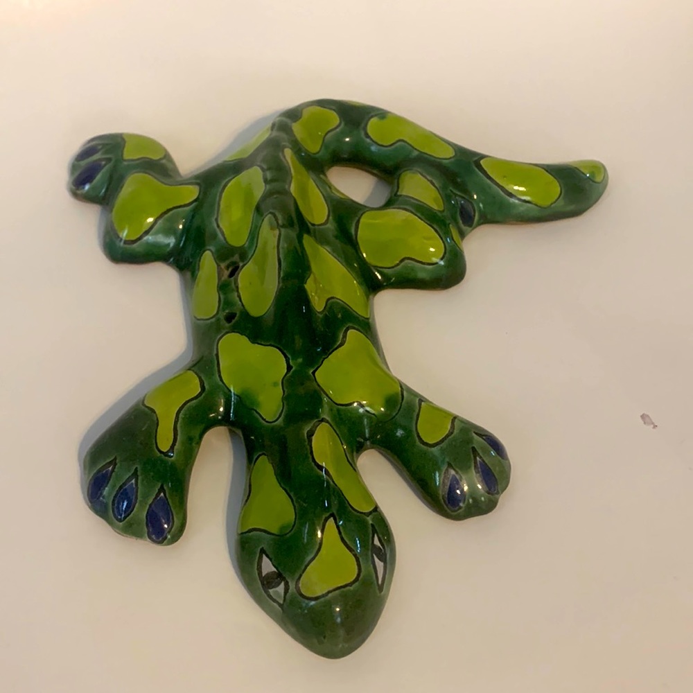 New Lizard hand painted with vivid details. Great for hanging on wall or display